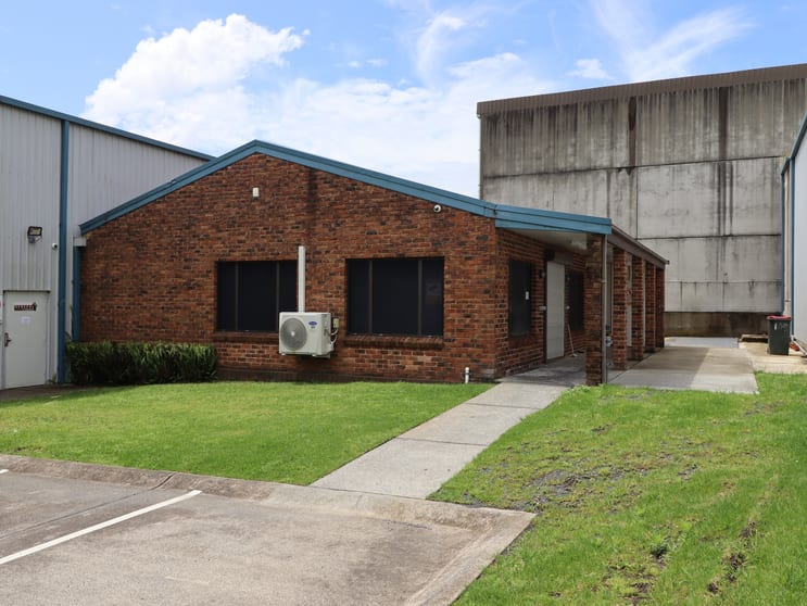 Click to view all images 2/10 Doyle Avenue Unanderra NSW 2526 - Image 2