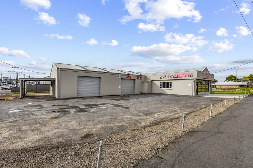 Click to view all images 29 Sturt Street Mount Gambier SA 5290 - Image 2