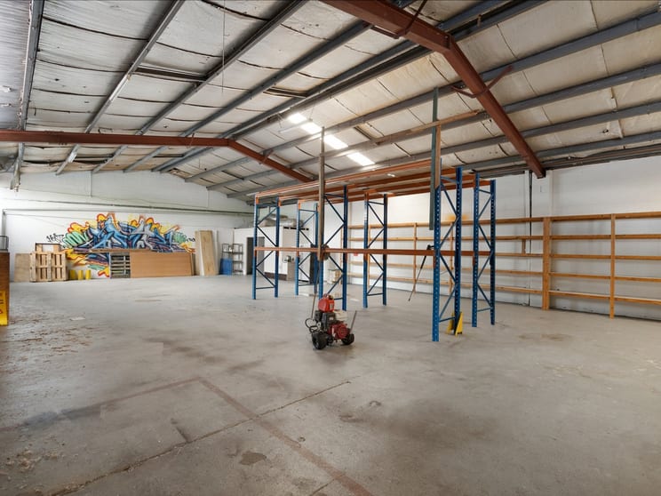 Click to view all images 2/3366 Pacific Highway Springwood QLD 4127 - Image 2