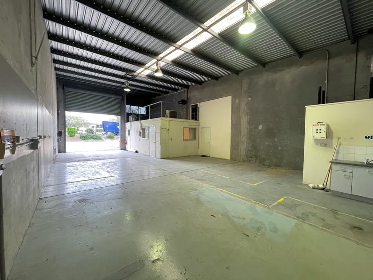 Click to view all images 4&5/55 Collinsvale Street Rocklea QLD 4106 - Image 2