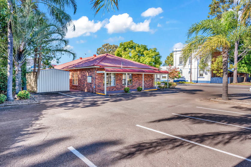 Click to view all images 8 Campbell Street Singleton NSW 2330 - Image 2