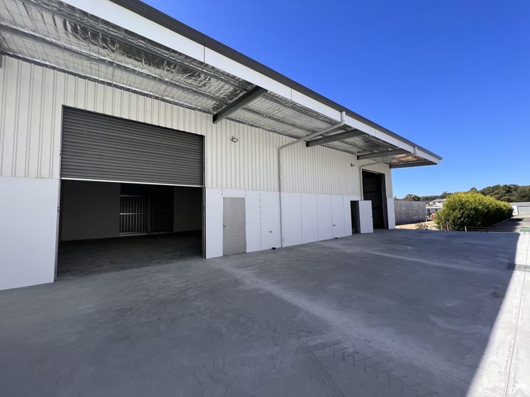 Click to view all images 4/6 Marli Close Canadian VIC 3350 - Image 1