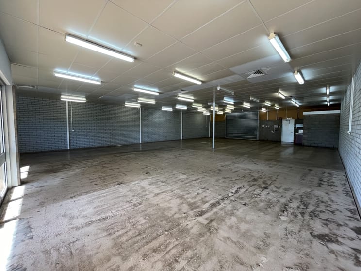 Click to view all images 2/5 Warambie Road Karratha WA 6714 - Image 1