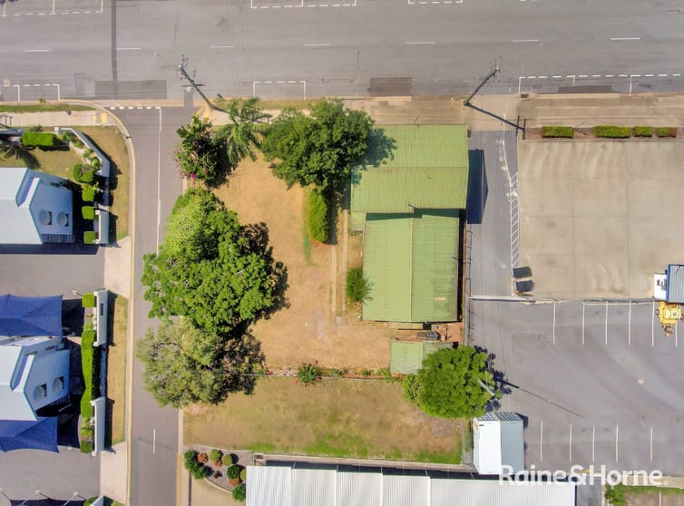 Click to view all images 10 WILLIAM STREET Gladstone Central QLD 4680 - Image 2