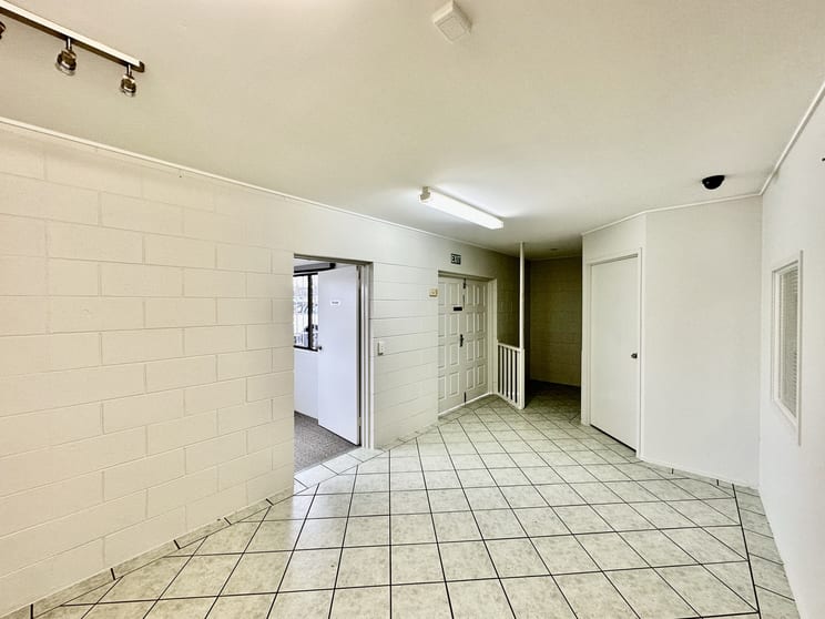 Click to view all images 23 Thuringowa Drive Kirwan QLD 4817 - Image 3