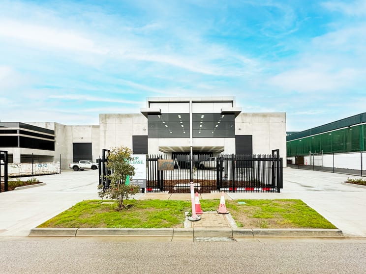 Click to view all images 1 & 2/52 Selenium Way Clyde North VIC 3978 - Image 3