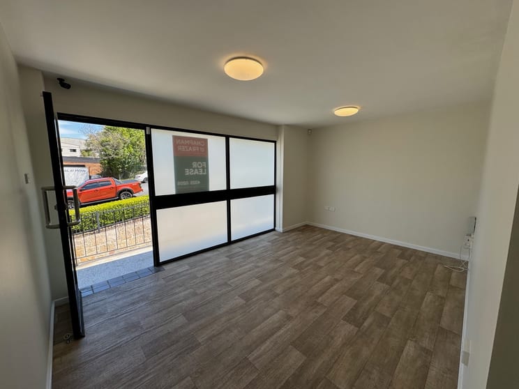 Click to view all images unit 4/6 Carnarvon Road West Gosford NSW 2250 - Image 2