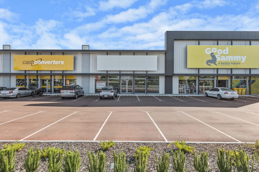 Click to view all images 2/4 Fringed Way Ellenbrook WA 6069 - Image 2