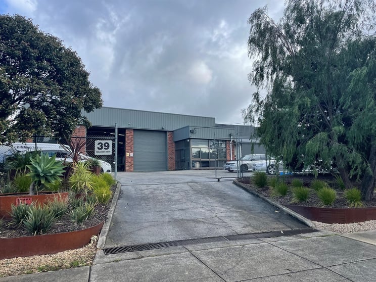 Click to view all images 39 Holloway Drive Bayswater VIC 3153 - Image 2