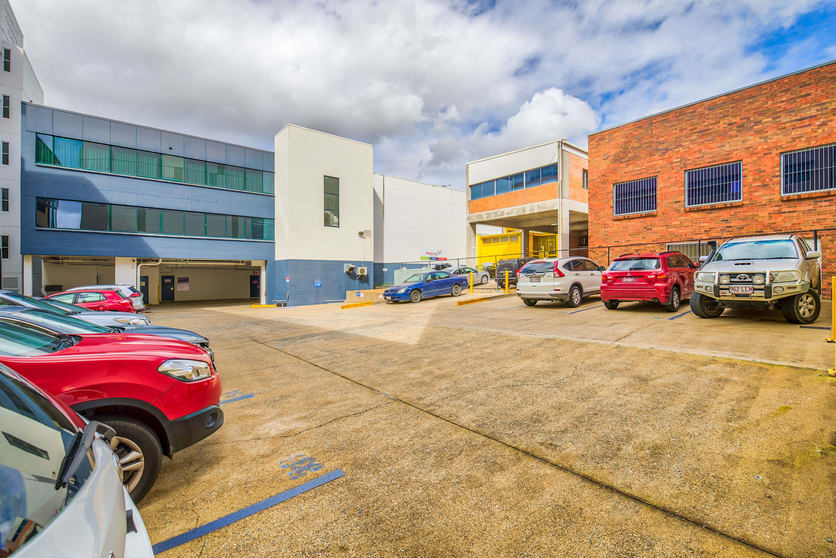 Click to view all images 2042 Logan Road Upper Mount Gravatt QLD 4122 - Image 3