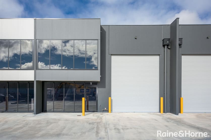Click to view all images 5/9 Pioneer Way New Gisborne VIC 3438 - Image 1