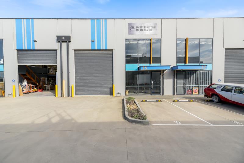 Click to view all images 15 Tango Circuit Pakenham VIC 3810 - Image 2