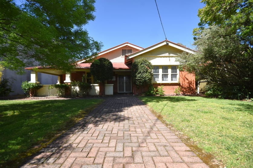 Click to view all images 572 Kiewa Street Albury NSW 2640 - Image 1