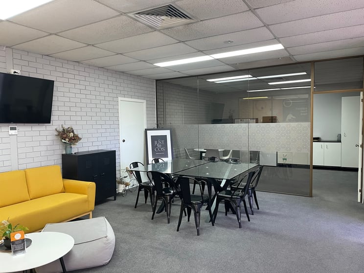 Click to view all images 2/493 Peel Street Tamworth NSW 2340 - Image 2