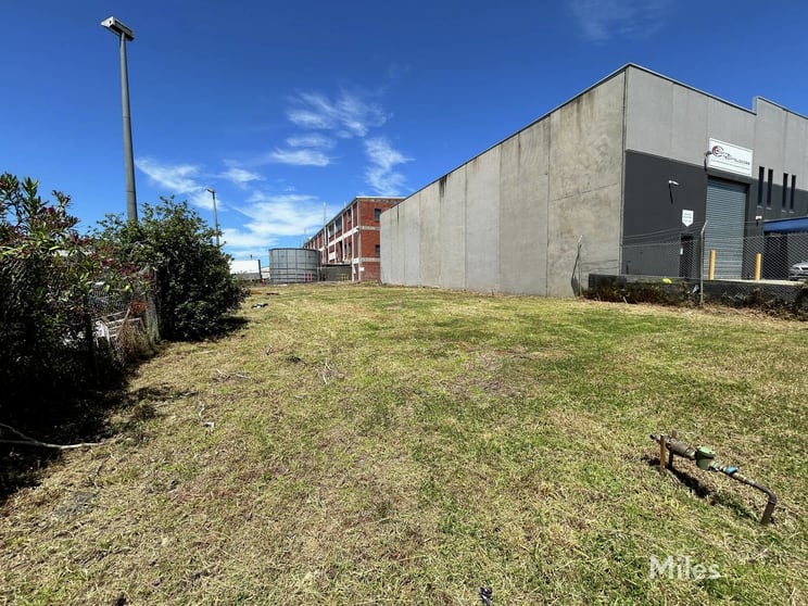 Click to view all images 2 Culverlands Street Heidelberg West VIC 3081 - Image 3