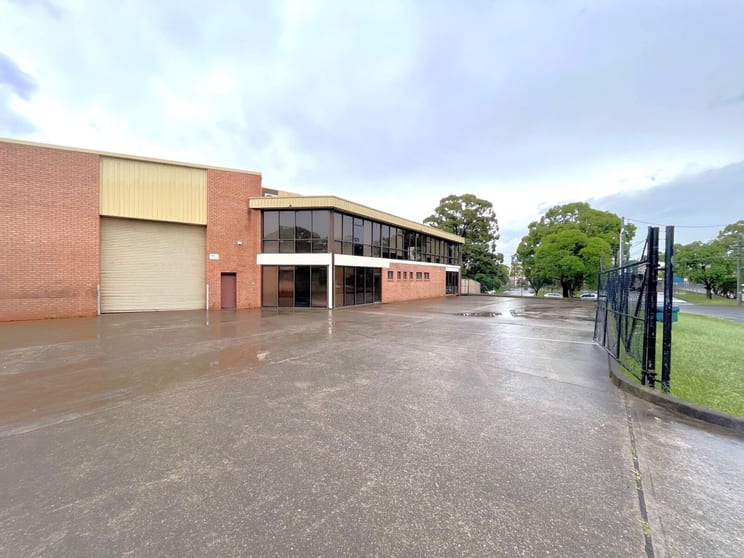 Click to view all images 15 Hume Road Smithfield NSW 2164 - Image 1