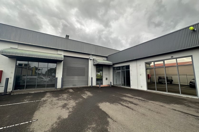 Click to view all images 2/144 Lake Entrance Road Oak Flats NSW 2529 - Image 1