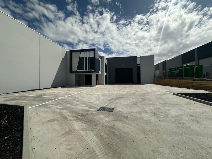Click to view all images 12 Quinlan Road Epping VIC 3076 - Image 2