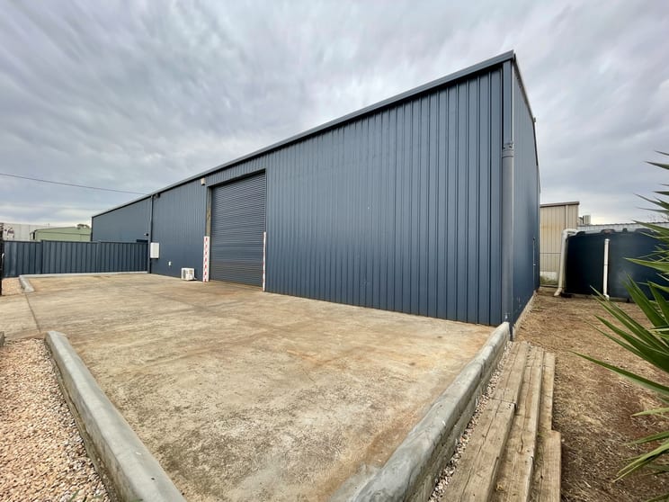 Click to view all images 2/22 Smith Street Maddingley VIC 3340 - Image 2