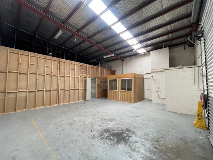 Click to view all images 2/384 Thompson Road North Geelong VIC 3215 - Image 3