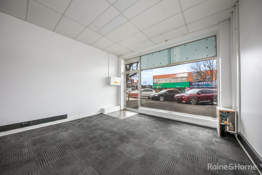 Click to view all images 70 O'Shanassy St Sunbury VIC 3429 - Image 3