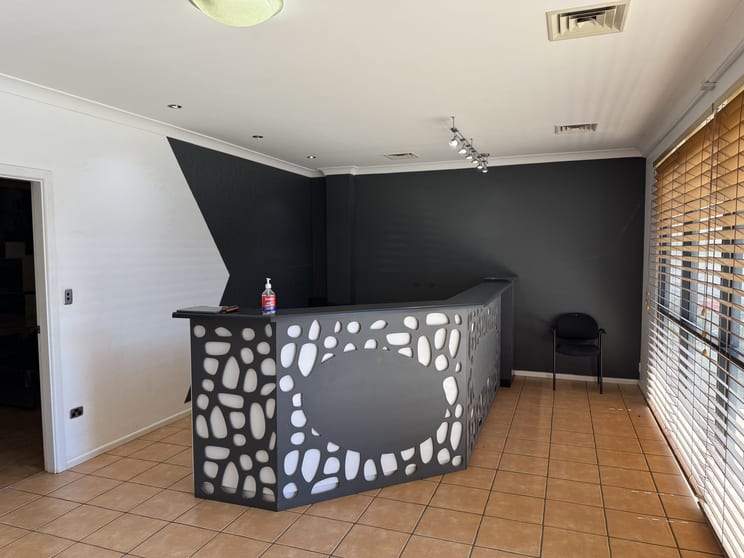 Click to view all images 2/57 Douglas Mawson Road Dubbo NSW 2830 - Image 2