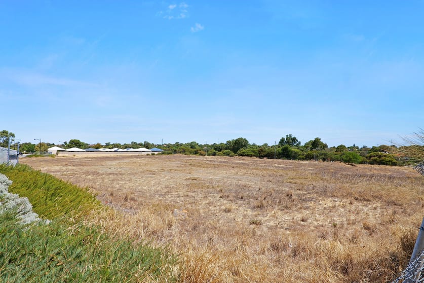 Click to view all images 90 Coolbellup Avenue Coolbellup WA 6163 - Image 3