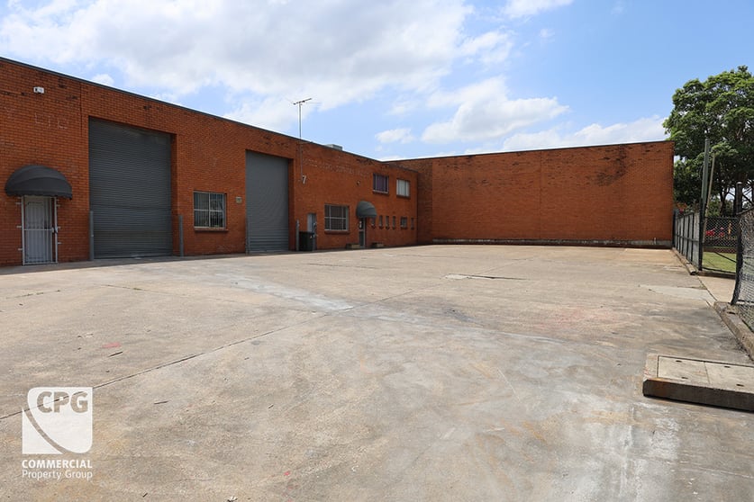 Click to view all images 7 Field Close Moorebank NSW 2170 - Image 3