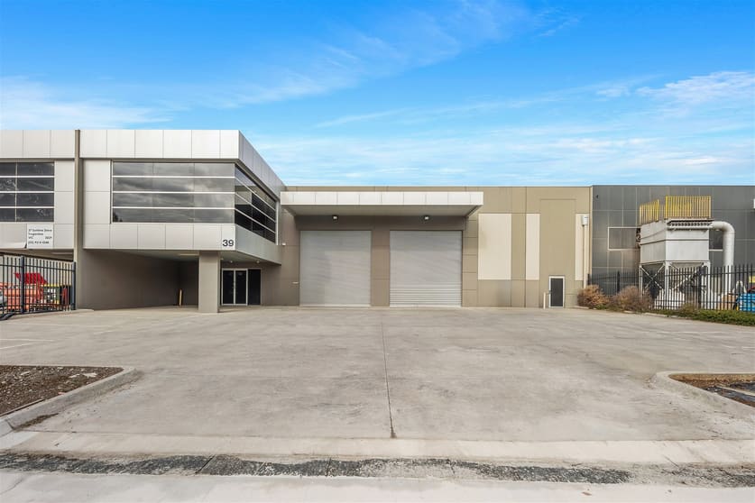 Click to view all images 39 Sunline Drive Truganina VIC 3029 - Image 3