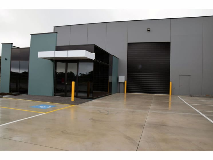 Click to view all images 15 Bayport Court Mornington VIC 3931 - Image 1