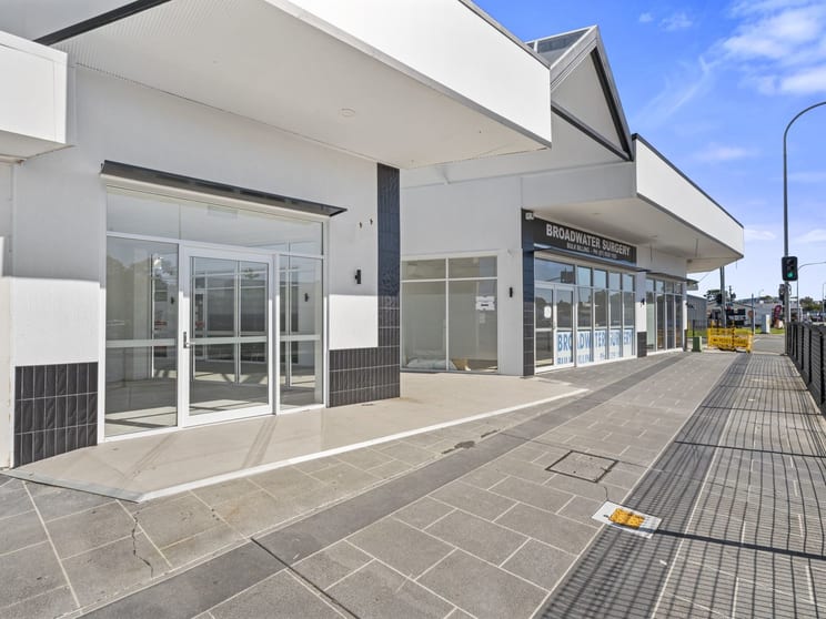 Click to view all images 30 Brisbane Road Labrador QLD 4215 - Image 2