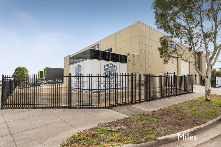 Click to view all images 2 Alysam Street Epping VIC 3076 - Image 1