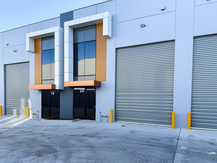 Click to view all images 20 Zinc Circuit Cranbourne North VIC 3977 - Image 1