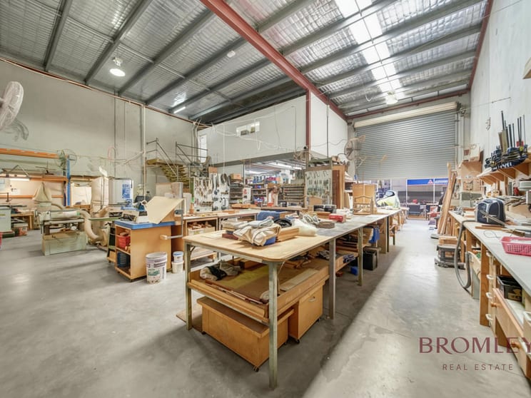 Click to view all images Unit 3/15 Corporate Place Hillcrest QLD 4118 - Image 2