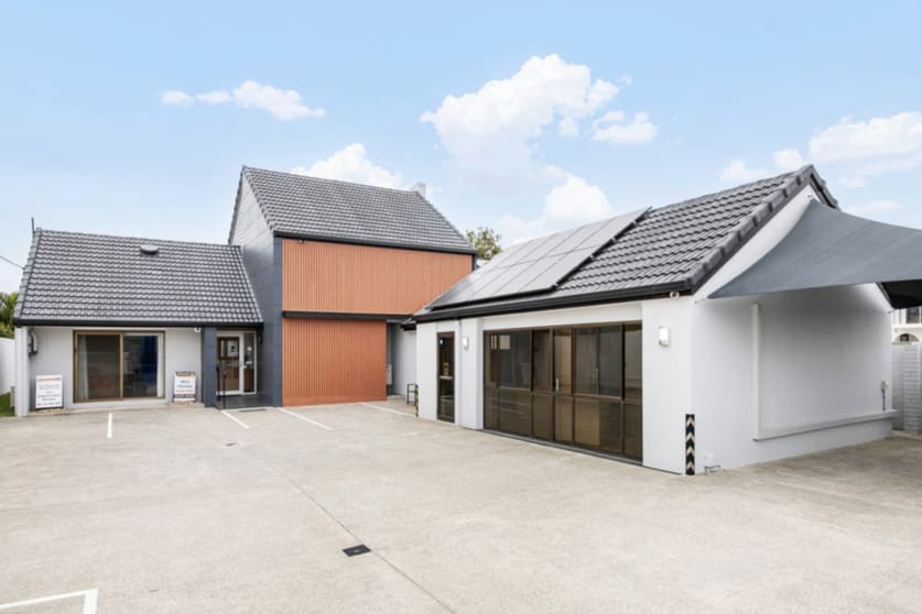 Click to view all images 122 Ashmore Road Benowa QLD 4217 - Image 2