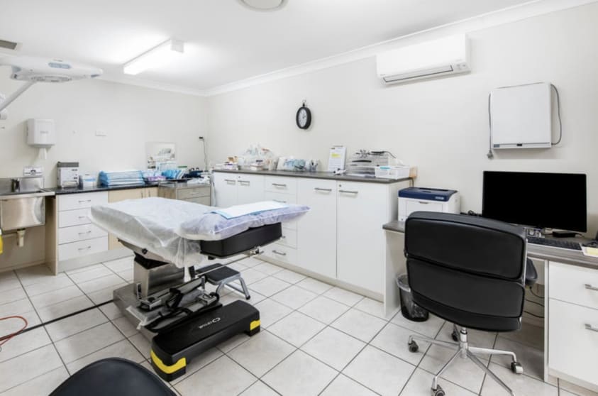Click to view all images 122 Ashmore Road Benowa QLD 4217 - Image 4