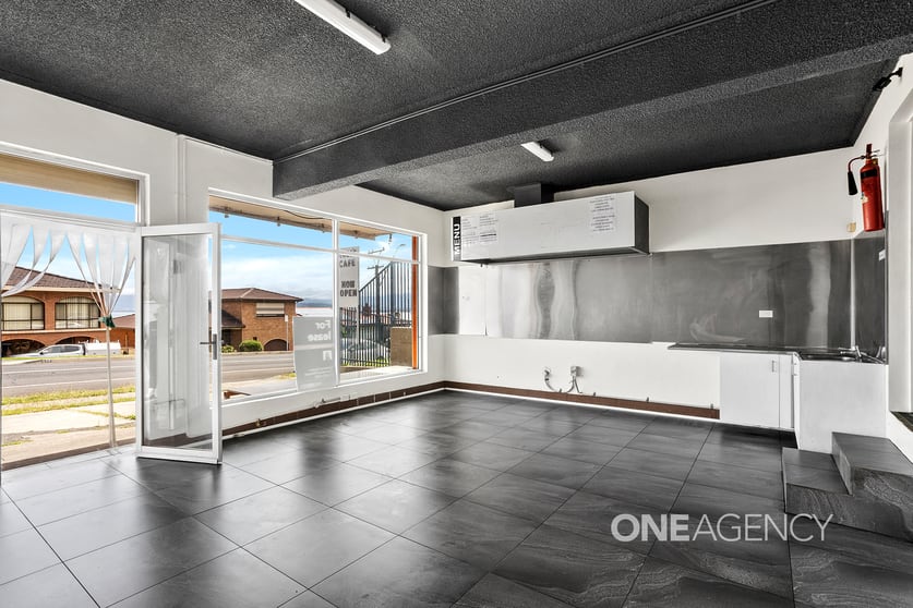 Click to view all images 300 NORTHCLIFFE DRIVE Lake Heights NSW 2502 - Image 2