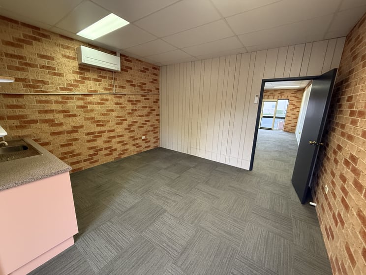 Click to view all images 2/17 Browne Street Parkes NSW 2870 - Image 2