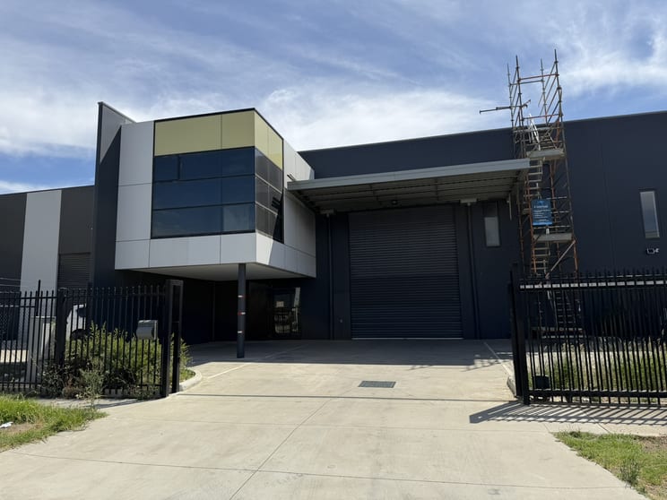 Click to view all images 28 Paramount Boulevard Cranbourne West VIC 3977 - Image 1