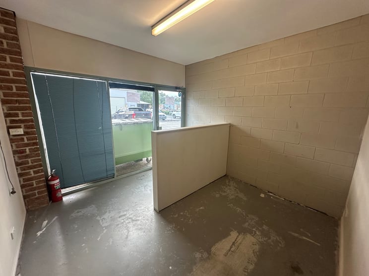 Click to view all images 3/147 Industrial Road Oak Flats NSW 2529 - Image 3