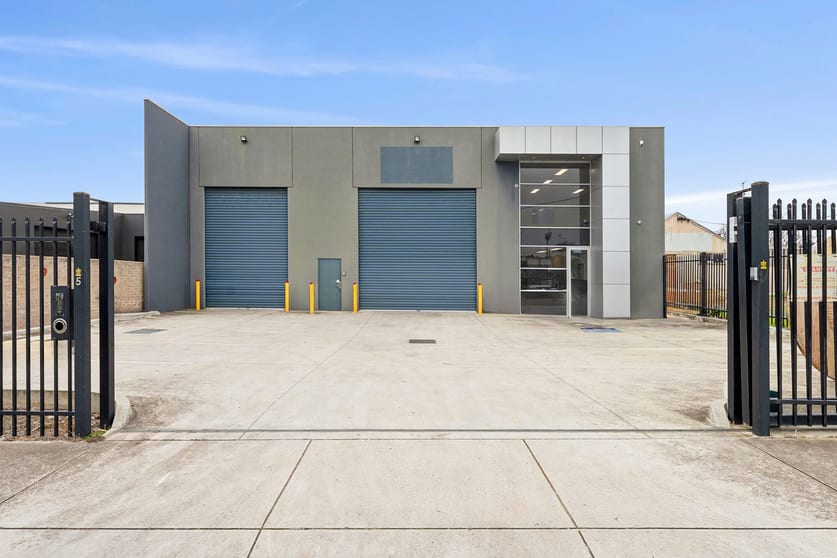 Click to view all images 5 Strong Street South Geelong VIC 3220 - Image 1