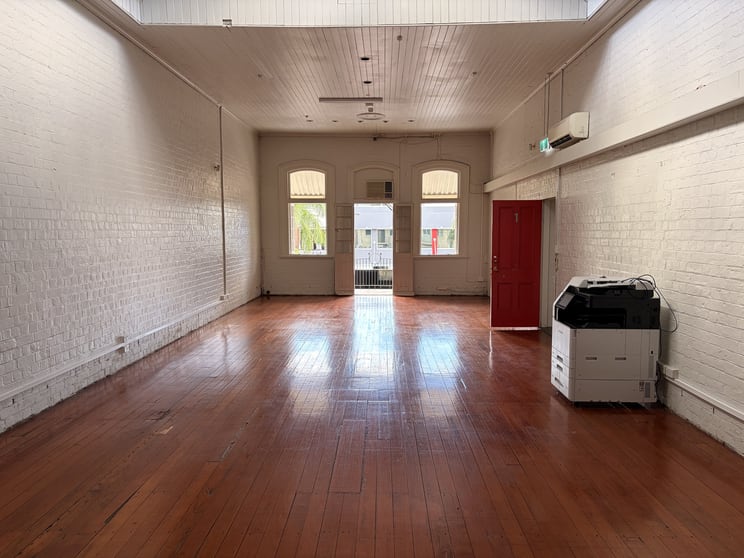 Click to view all images 33 Logan Road Woolloongabba QLD 4102 - Image 1