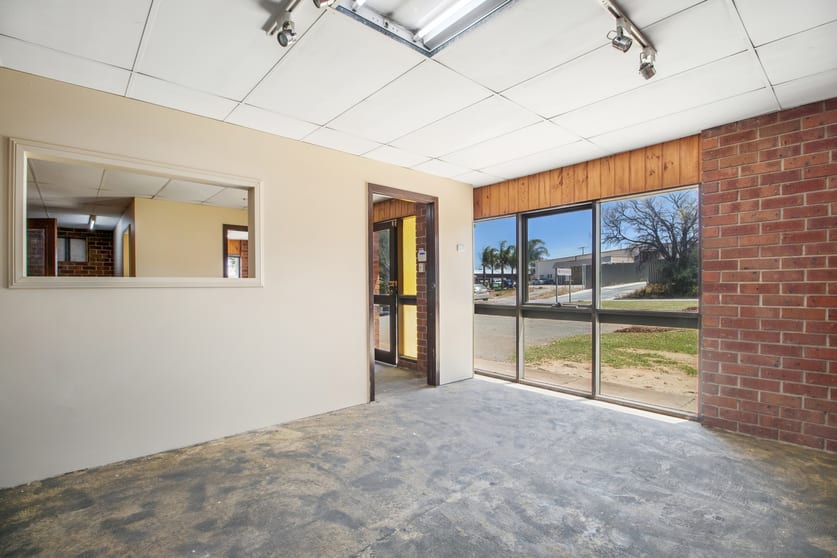 Click to view all images 6 Waddikee Road Lonsdale SA 5160 - Image 2