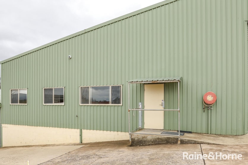 Click to view all images Part of 11 Bant Street Bathurst NSW 2795 - Image 1