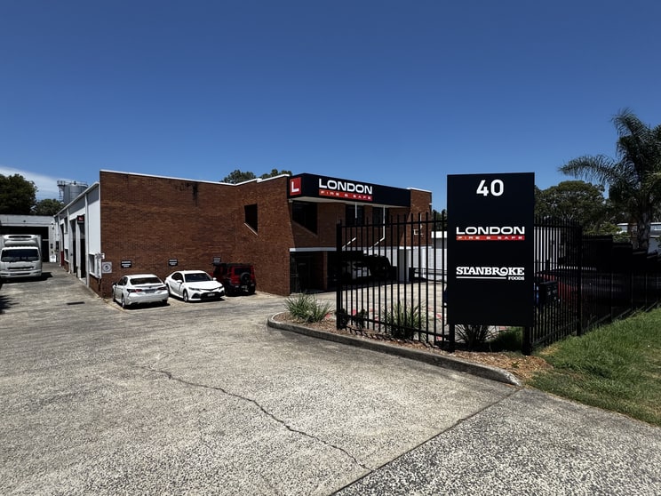 Click to view all images 1&2/40 Container Street Tingalpa QLD 4173 - Image 1