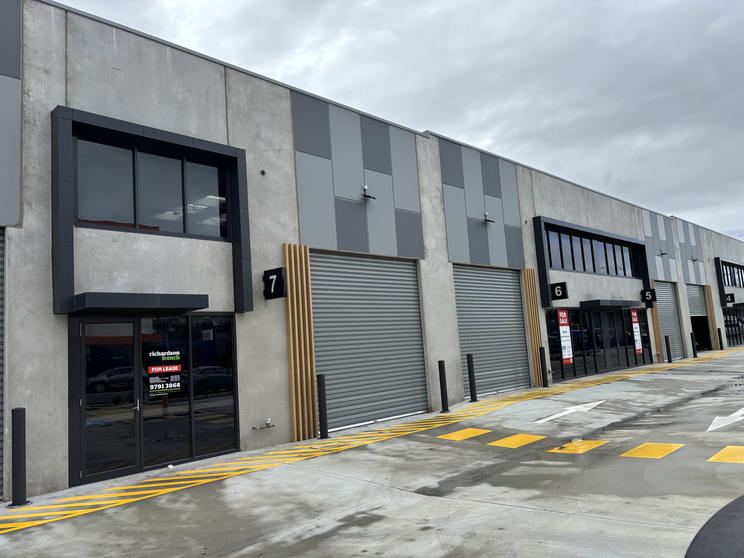 Click to view all images 7/2 Compass Court Seaford VIC 3198 - Image 2