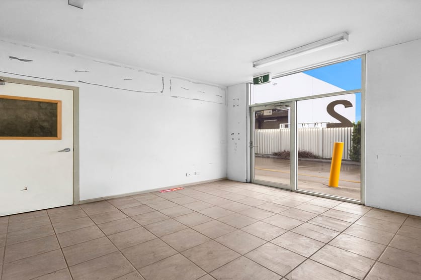 Click to view all images 2/30 Leather Street Breakwater VIC 3219 - Image 3