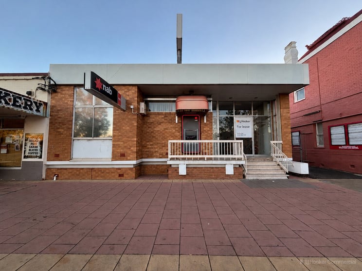 Click to view all images 109 Campbell Street Oakey QLD 4401 - Image 1