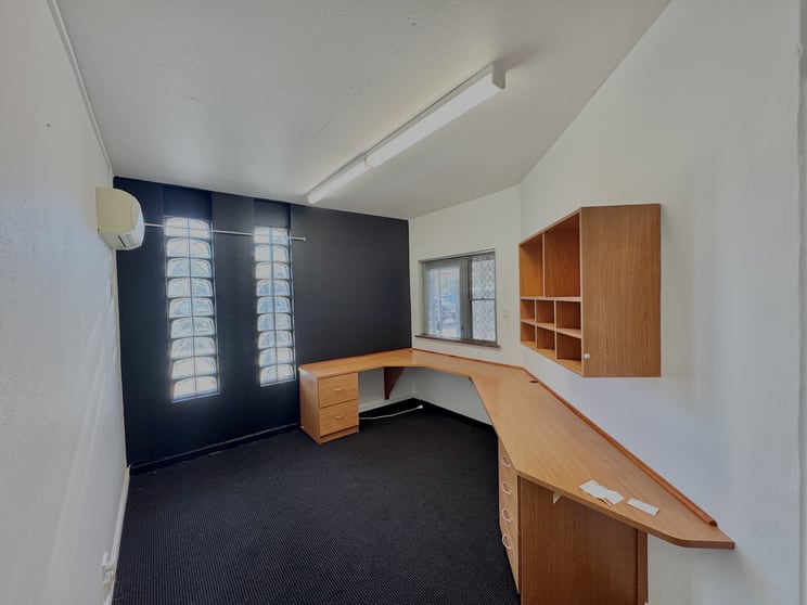 Click to view all images 3/25 Queen Street Busselton WA 6280 - Image 2