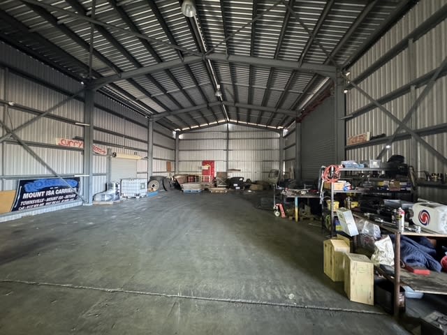 Click to view all images 30-32 Crocodile Crescent Mount St John QLD 4818 - Image 4